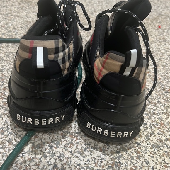 Burberry shoes lightly used - Picture 4 of 4